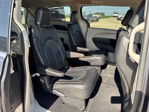 Used 2020 Chrysler Pacifica Touring-L FWD image 8