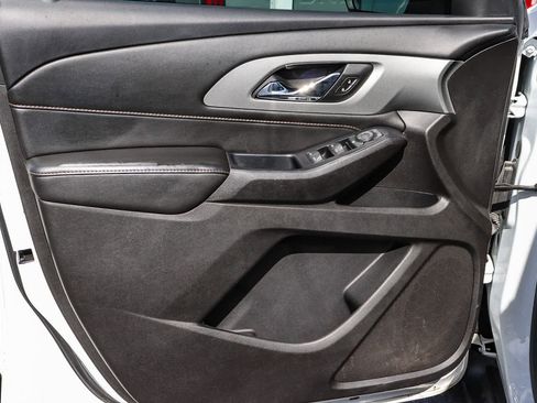 Used 2021 Chevrolet Traverse LT image 23