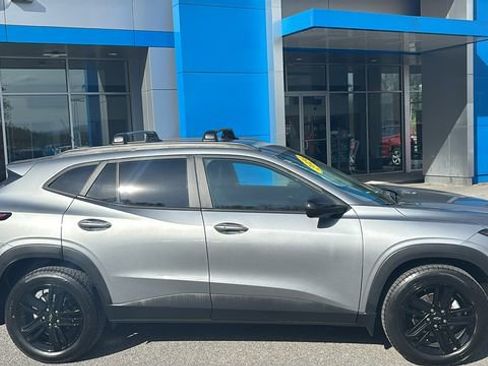 Used 2024 Chevrolet Trax ACTIV w/ Sunroof Package FWD image 3