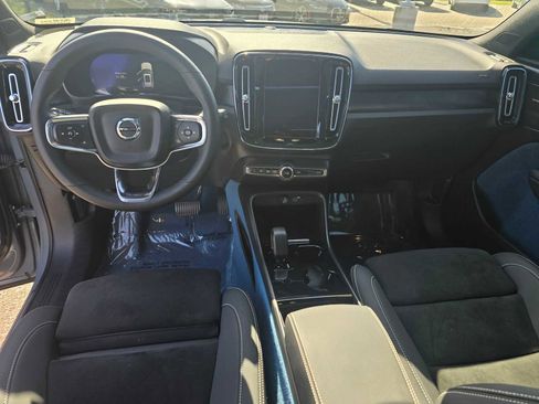 Used 2023 Volvo XC40 Recharge Ultimate image 24