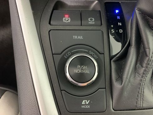 Used 2022 Toyota RAV4 XLE w/ Convenience Package image 27