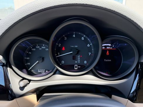 Certified 2025 Porsche Macan AWD/4WD image 38