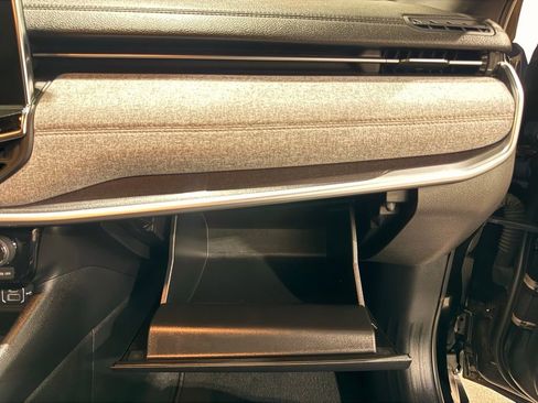 Used 2024 Jeep Compass Latitude image 29