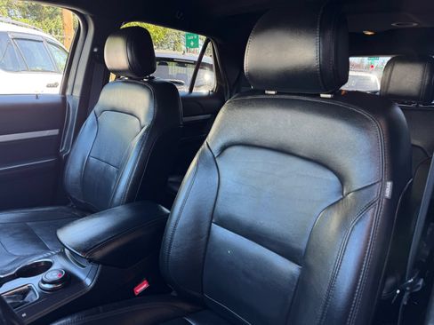 Used 2016 Ford Explorer XLT w/ Equipment Group 202A AWD/4WD image 11