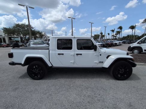 Used 2025 Jeep Gladiator Sport AWD/4WD image 4