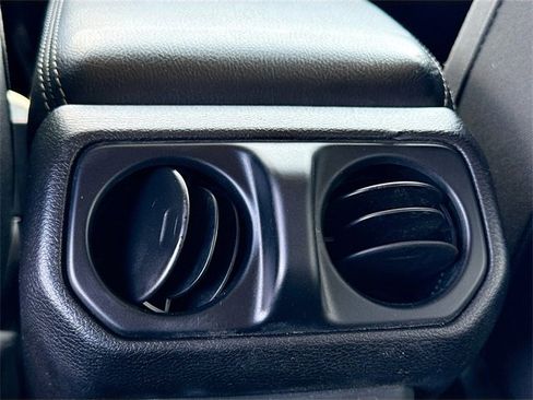 Used 2018 Jeep Wrangler Unlimited Sahara image 27