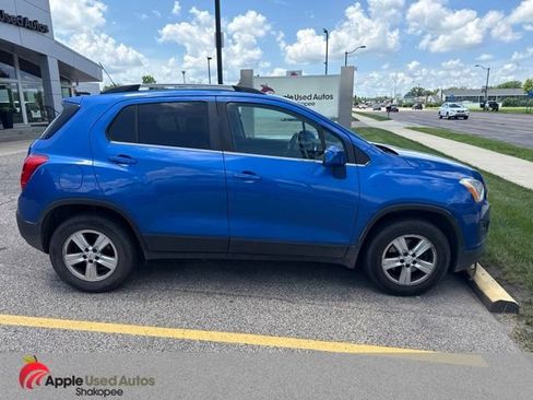 Used 2016 Chevrolet Trax LT w/ LT Convenience Package AWD/4WD image 2