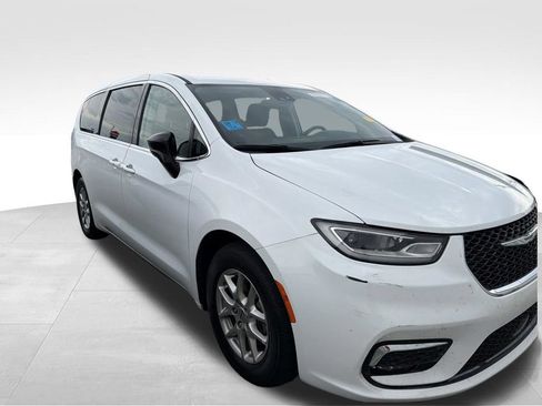 Used 2024 Chrysler Pacifica Touring-L FWD image 3