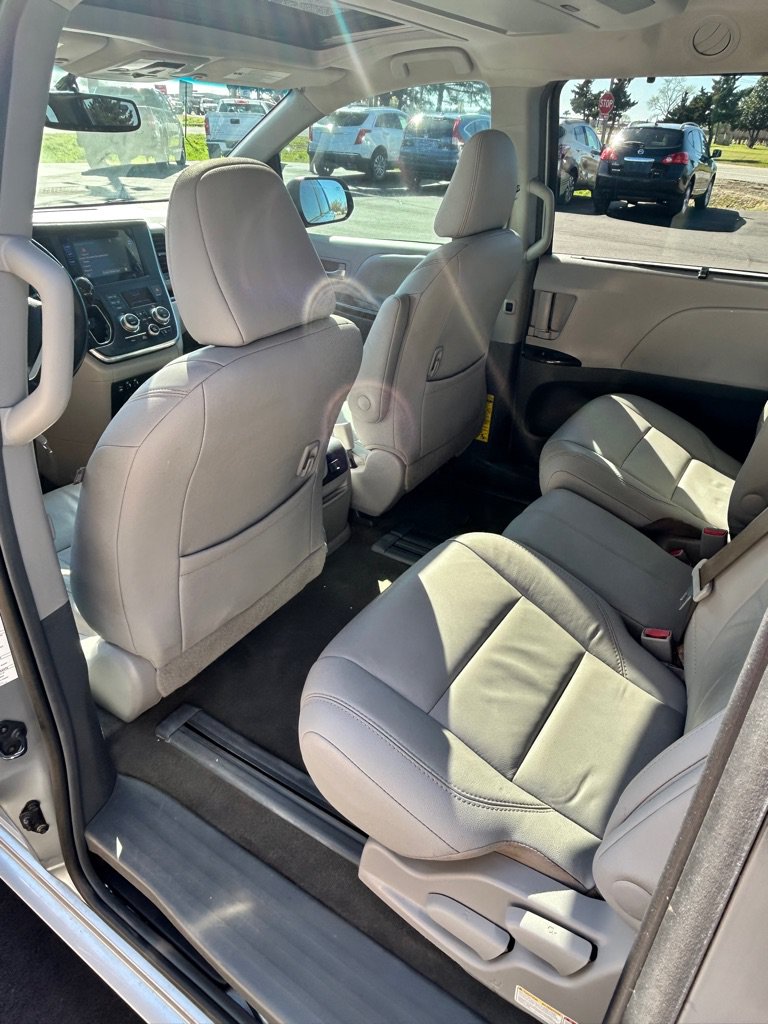 Used 2015 Toyota Sienna XLE Premium FWD image 10