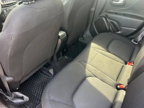 Used 2023 Jeep Renegade Latitude AWD/4WD image 16