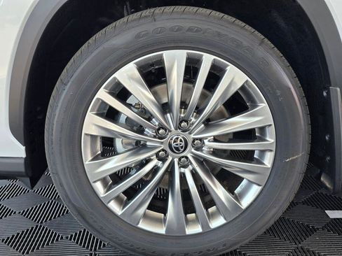 New 2026 Toyota Highlander Platinum AWD/4WD image 11