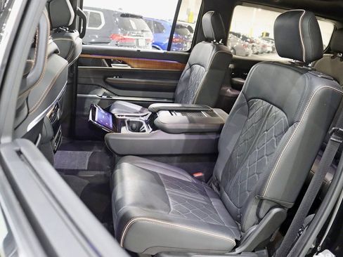 Used 2024 Jeep Grand Wagoneer Series III image 32