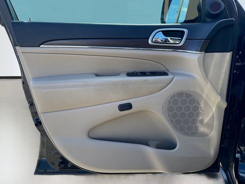 Used 2018 Jeep Grand Cherokee Limited image 21