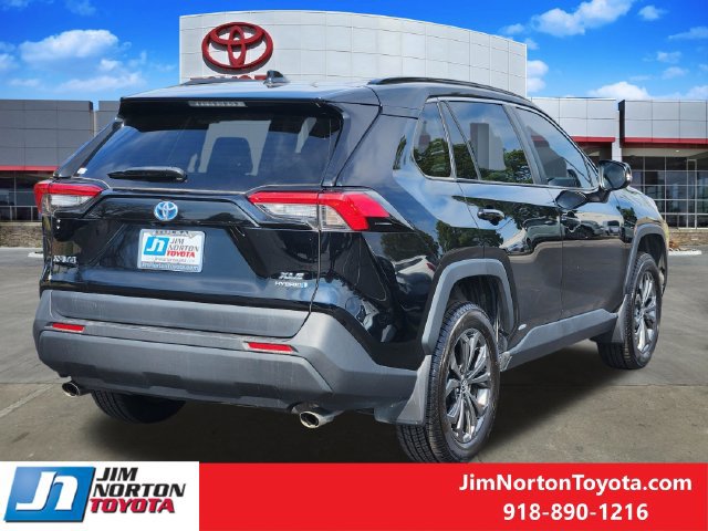 Used 2022 Toyota RAV4 XLE Premium AWD/4WD image 6