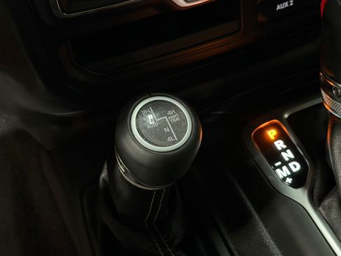 Used 2018 Jeep Wrangler Unlimited Sahara AWD/4WD image 13
