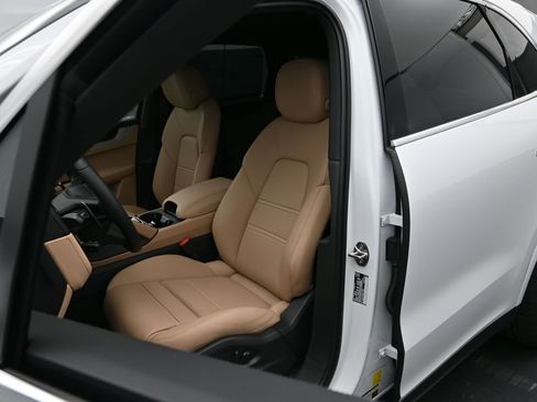 New 2025 Porsche Cayenne E-Hybrid image 5