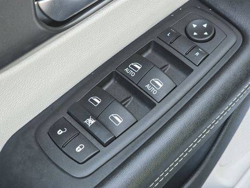 Used 2022 Chrysler Pacifica Touring-L image 24