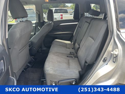 Used 2019 Toyota Highlander LE w/ Carpet Mat Package (TMS) image 14