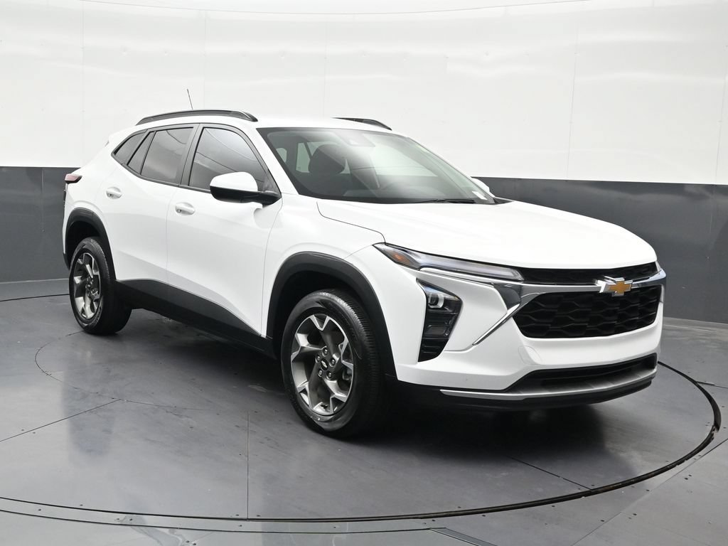 Used 2025 Chevrolet Trax LT FWD image 8