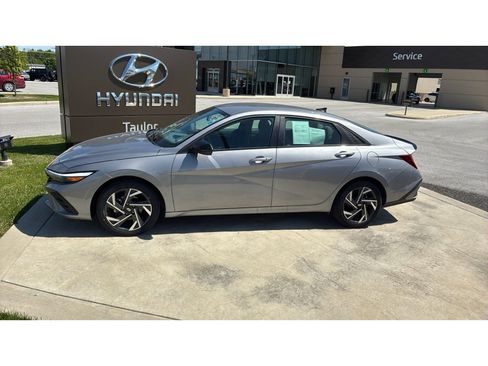 Used 2025 Hyundai Elantra SEL FWD image 2
