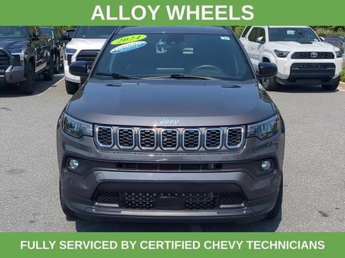 Used 2024 Jeep Compass Latitude AWD/4WD image 13