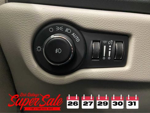 Used 2024 Chrysler Pacifica Touring-L image 37