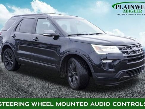 Used 2018 Ford Explorer XLT w/ XLT Appearance Package image 4