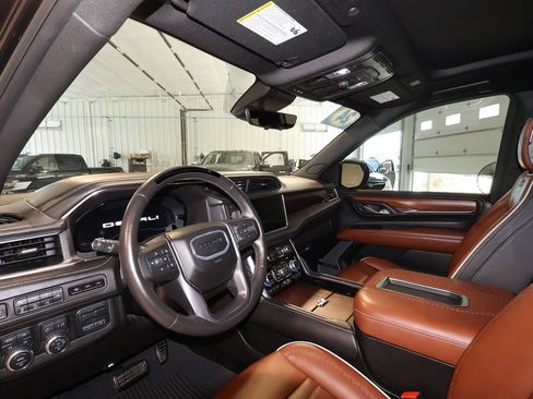 Used 2024 GMC Yukon XL Denali Ultimate AWD/4WD image 9