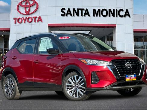 Used 2023 Nissan Kicks SV image 2