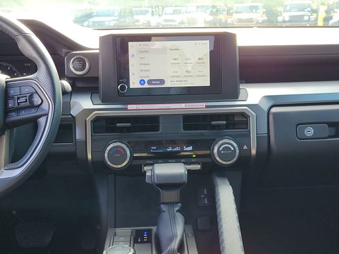Used 2025 Toyota 4Runner SR5 AWD/4WD image 18