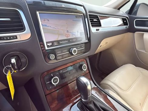 Used 2012 Volkswagen Touareg Executive AWD/4WD image 15
