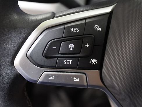 Used 2022 Volkswagen Taos SE w/ Panoramic Sunroof Package FWD image 36