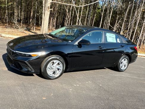 New 2026 Hyundai Elantra SE image 2