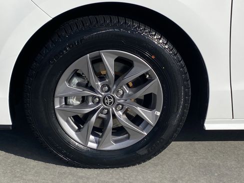 Certified 2025 Toyota Sienna LE FWD image 8