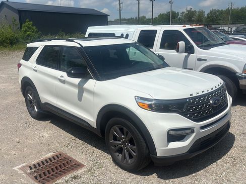 Used 2023 Ford Explorer XLT w/ Equipment Group 202A AWD/4WD image 6