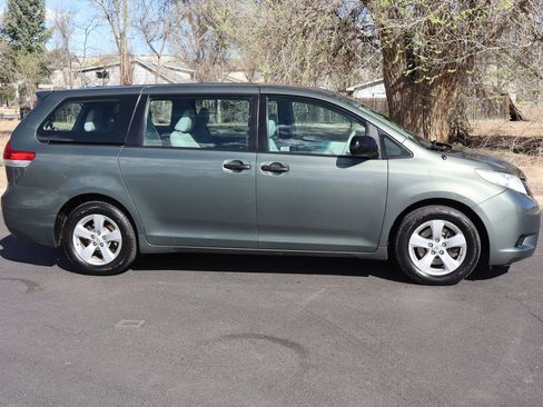 Used 2013 Toyota Sienna L image 3