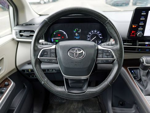 Used 2023 Toyota Sienna XLE FWD image 42