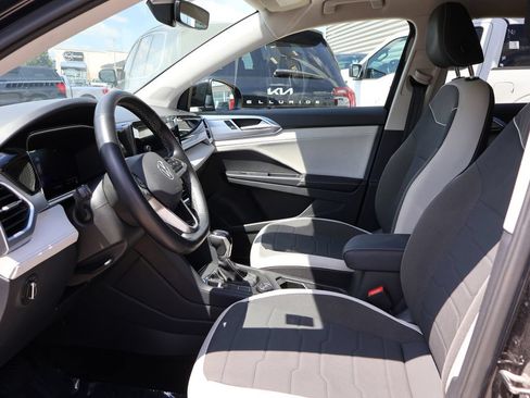 Used 2025 Volkswagen Taos SE AWD/4WD image 21