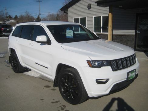 Used 2021 Jeep Grand Cherokee Laredo X image 2