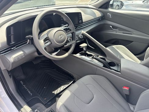 Used 2024 Hyundai Elantra SE FWD image 2