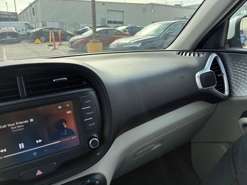 Used 2025 Kia Soul LX w/ LX Technology Package image 30