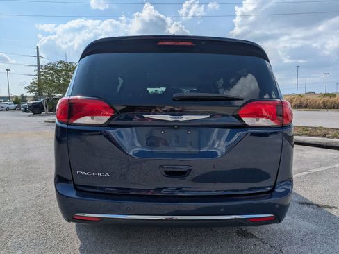 Used 2018 Chrysler Pacifica Touring-L Plus w/ Tire & Wheel Group FWD image 5
