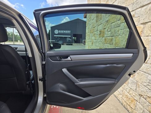 Used 2014 Volkswagen Passat TDI SE FWD image 10
