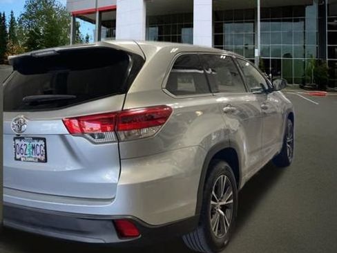 Used 2017 Toyota Highlander LE FWD image 19