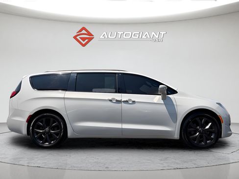 Used 2019 Chrysler Pacifica Limited w/ S Appearance Package FWD image 15