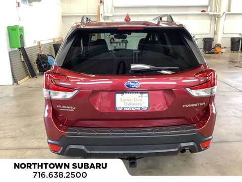 Used 2020 Subaru Forester Premium AWD/4WD image 4