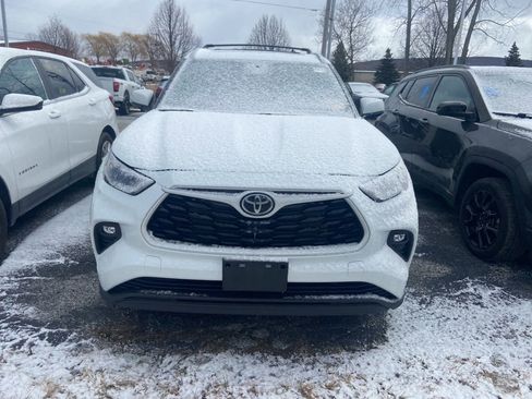 Used 2022 Toyota Highlander XLE image 2