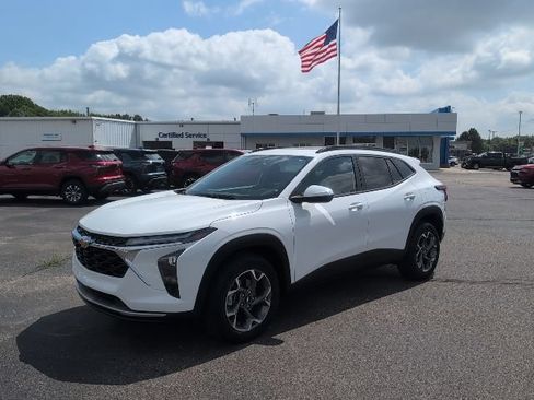 Used 2024 Chevrolet Trax LT w/ Sunroof Package FWD image 2