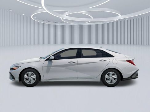 New 2026 Hyundai Elantra SE FWD image 3