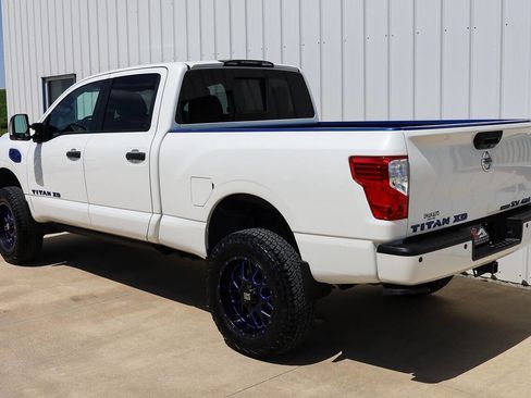 Used 2018 Nissan Titan SV w/ SV Convenience Package AWD/4WD image 3